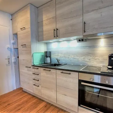 - Haus E, App 0e0802 *
